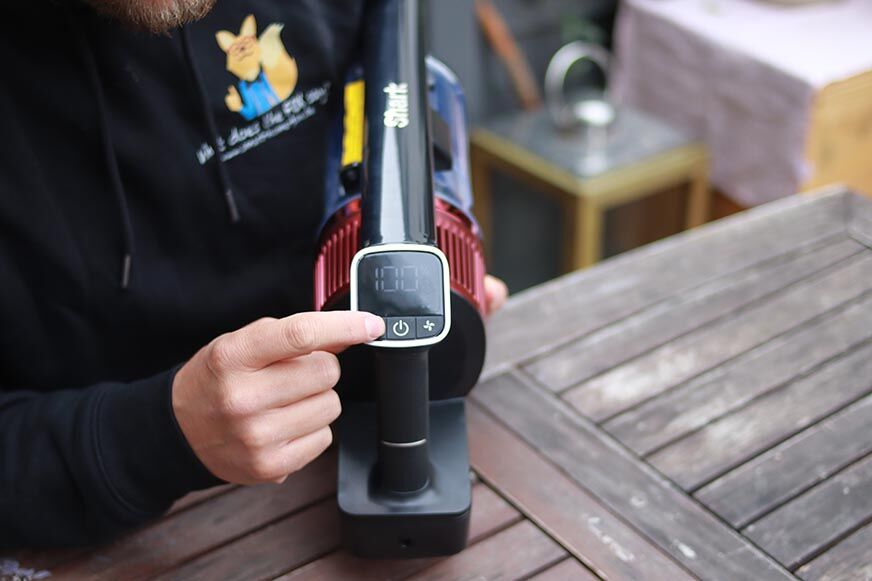 Man sieht das Display des Shark Anti Hair Wrap Flexology. 